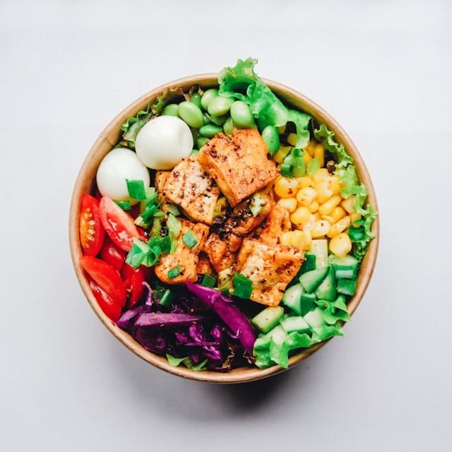 Bunte Bowl mit Lachs, Gemüse und Ei